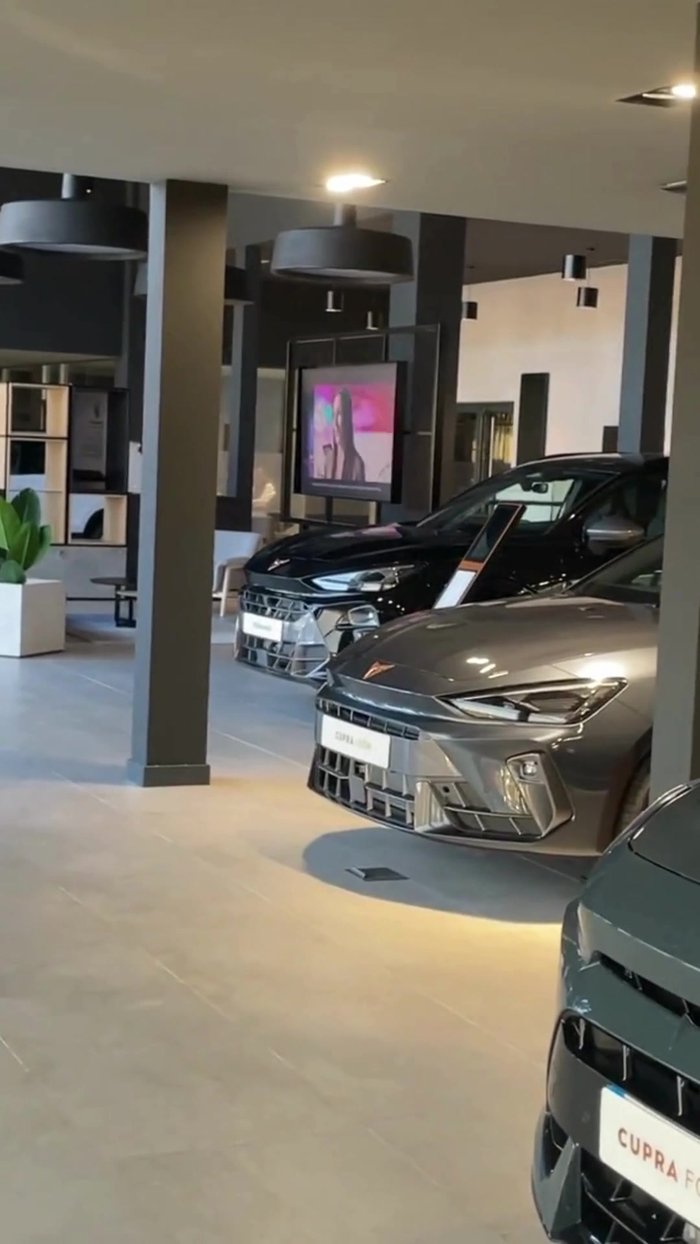 Interior del espacio CUPRA en el concesionario de Gandía