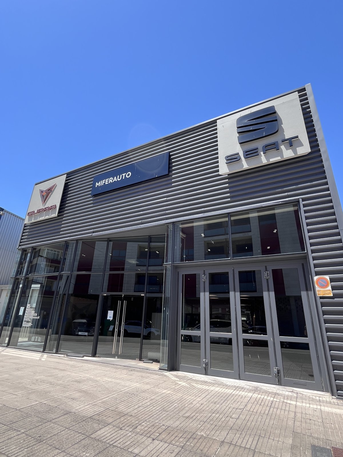 Fachada del concesionario de Alzira, con los rótulos de SEAT y CUPRA compartiendo espacio