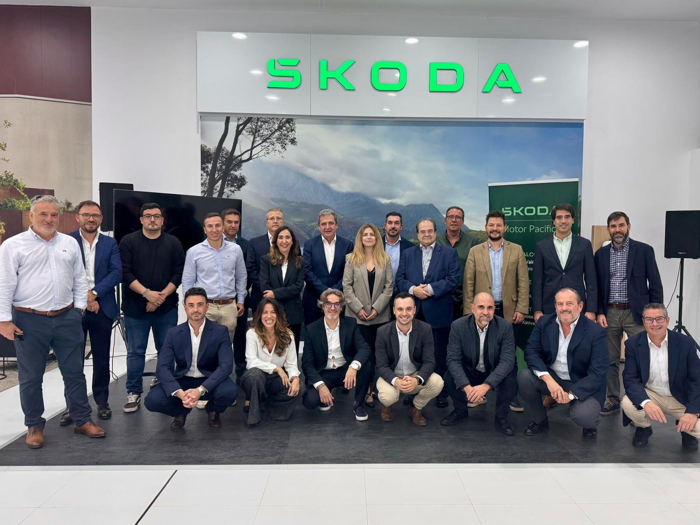 Directivos de Škoda España, Grupo Motor Pacífico, Grupo Ibérica y autoridades de Alzira junto al equipo de Motor Pacífico en la inauguración
